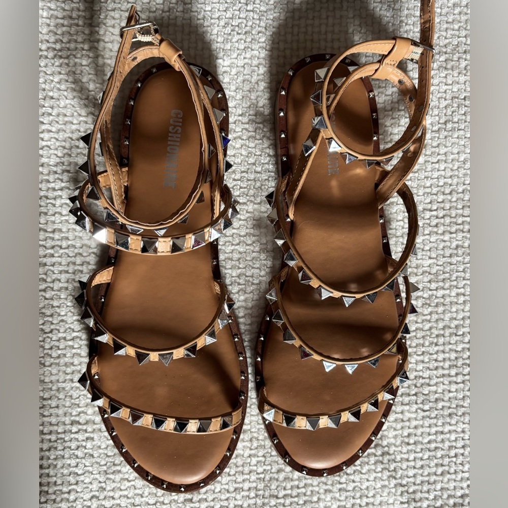 Cushionaire Studded Gladiator Sandals Tan Ankle Strap Size 7